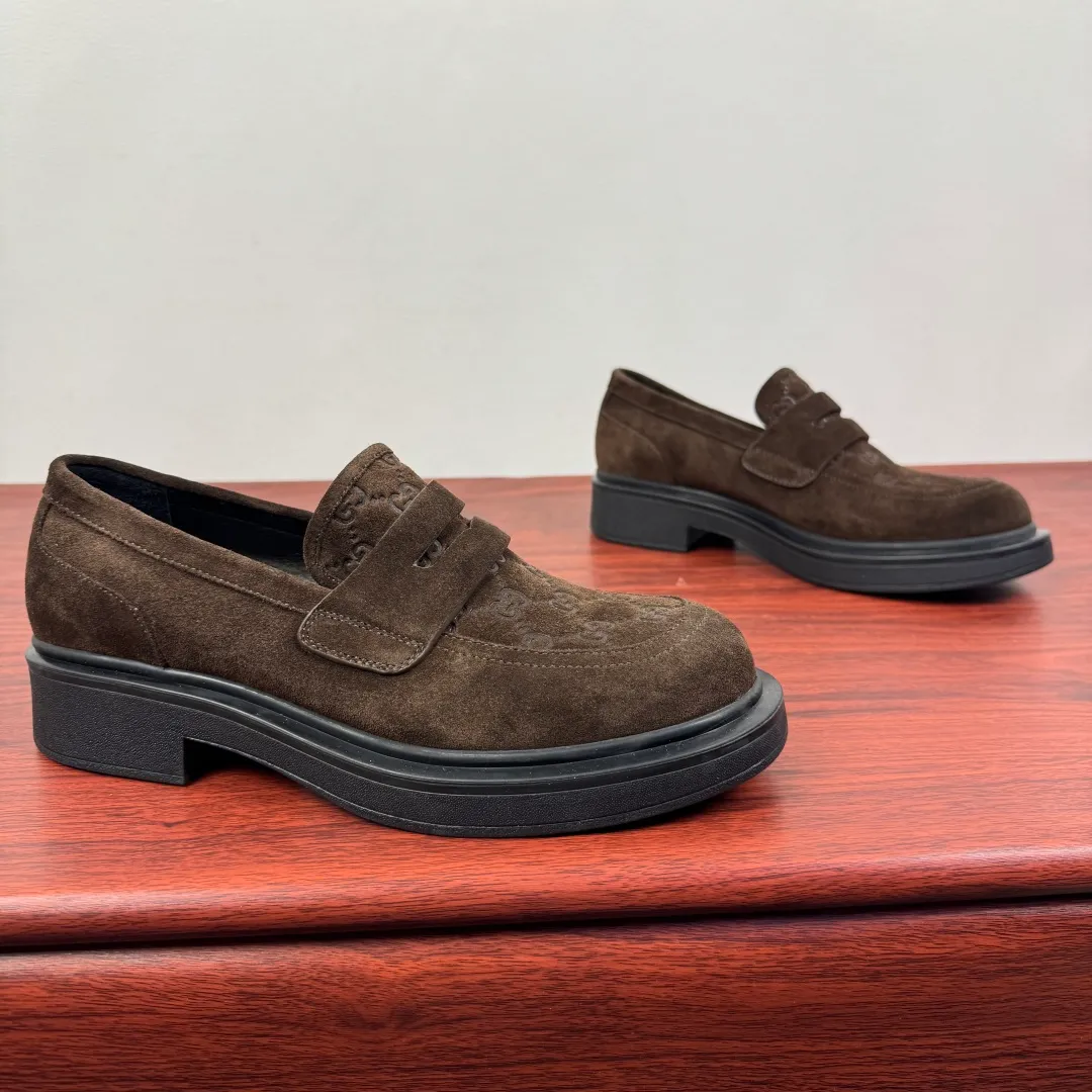 Batch 780 Gucci/Gucci new men's loafers with GG details, thick-soled slip-ons! The design of this men's lace-up shoe is rooted in the brand's heritage. It is carefully crafted from high-quality calfskin/open-edge beaded cowhide/suede cowhide. It is made of various leather types and is embellished with GG printed embossed suede leather details, which pays homage to Gucci's classic monogram. The rubber sole with GG pattern adds a modern touch to the design. Classic and simple sponge cake style design. European and American classic version, full calfskin lining. The overall upper texture is soft. The lining is comfortable and breathable. 2CM thickened soft rubber sole, easy to control. Versatile and stylish on the foot. Available in multiple colors to meet different matching needs. Full package! Size: 39-40-41-42-43-44 leather shoe size (38.45.46.47 can be customized) Item number: 7826 Loafers, coffee suede